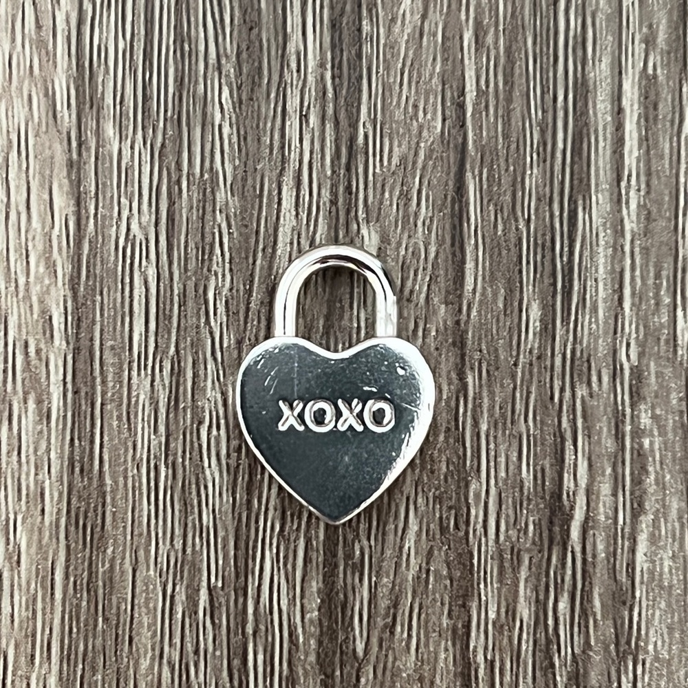 XOXO lock charm - Picture 2 of 5
